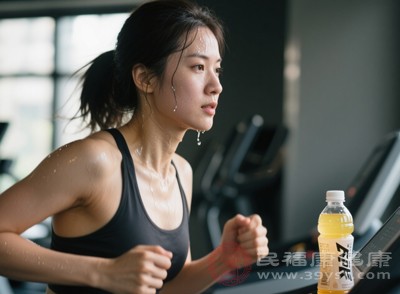 运动出汗后要及时擦干身体