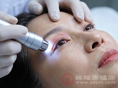 激光去眼袋是利用激光的热效应和光效应，溶解眼袋脂肪，收紧眼部肌肤，具有创伤小、恢复快的优点