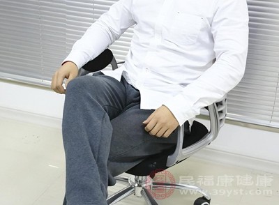 另外，长期久坐、缺乏运动，会使腿部肌肉得不到充分锻炼，逐渐变得松弛无力