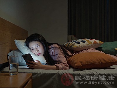 长期熬夜会打乱身体的生物钟，影响新陈代谢和内分泌系统，导致黑素细胞的正常工作节奏被破坏