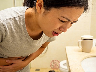 一般来说，女性的身体对烟草的敏感度相对较高，更容易出现恶心等不适症状