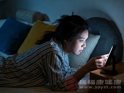 熬夜会打乱身体的代谢节奏，影响尿酸的正常排泄