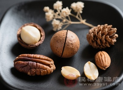 坚果虽小，营养却十分丰富。它们富含优质蛋白质、膳食纤维以及钙、钾、镁等多种矿物质，还有维生素E等营养成分，这些都是人体日常所需的重要营养