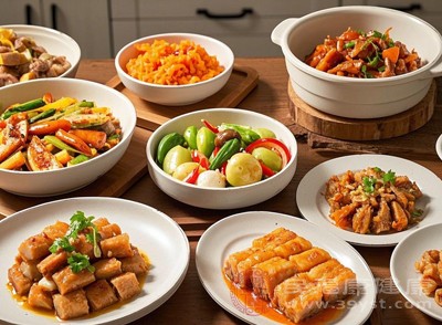 春节餐桌多是大鱼大肉，长期食用容易加重肠胃负担，出现腹胀、积食等情况
