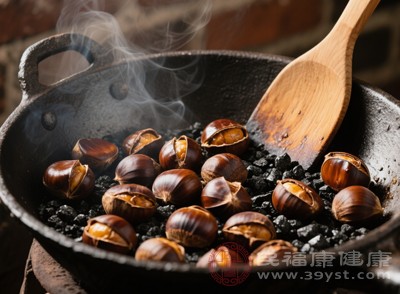 春节期间，盐焗、糖霜、油炸类坚果十分常见，但这类坚果添加了大量的盐、糖和油脂，不仅会掩盖坚果本身的新鲜度，还会增加身体负担