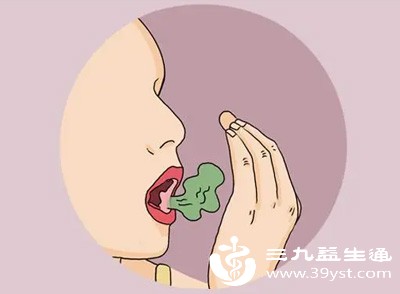 唾液具有清洁口腔、杀菌抑菌的作用，唾液分泌不足，口腔自洁能力下降，细菌就容易滋生，进而引发口臭