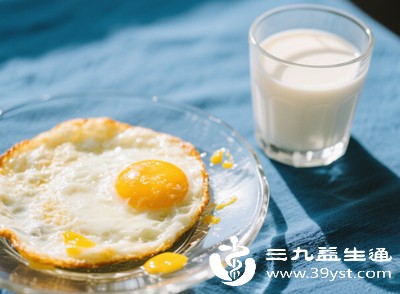 将鸡蛋、牛奶与其他食物搭配