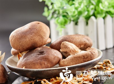 香菇、木耳、银耳、平菇等菌类食物，含有丰富的多糖体、氨基酸和微量元素