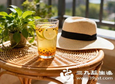 可以在蜂蜜水中加入一些其他的食材，如柠檬片、薄荷叶等