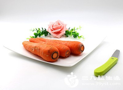 多摄入富含维生素A、C、E以及叶黄素的食物，如胡萝卜、蓝莓、菠菜等