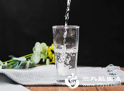 综合以上分析，隔夜开水并非绝对不能饮用