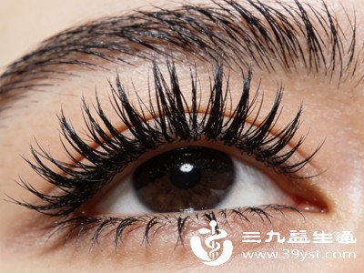 嫁接睫毛能让眼睛看起来更大更有神，是很多人的春节必备项目，但操作不当的风险也不容忽视