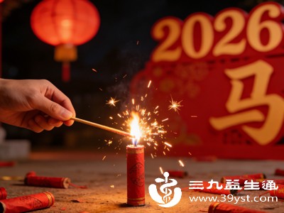 除了直接爆炸伤害，放炮时飞溅的异物也暗藏风险。烟花、鞭炮爆炸会产生大量细小纸屑、火药残渣，甚至破碎外壳，这些异物速度极快，飞溅到皮肤会造成划伤