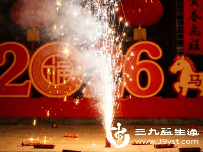 鞭炮、烟花燃放时，会释放大量烟雾和粉尘，其中含有多种刺激性物质，被吸入人体后，会直接刺激呼吸道黏膜，导致喉咙发痒、咳嗽、胸闷、咽痛等不适