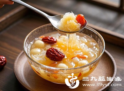 银耳泡发后炖制，加入少量冰糖，既能润燥补水，又能缓解身体疲劳，让身心放松，从而提高睡眠质量