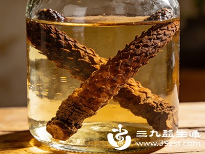 对酒精过敏者饮用肉苁蓉泡酒可能引发皮疹、瘙痒、呼吸困难等过敏症状，需避免接触。