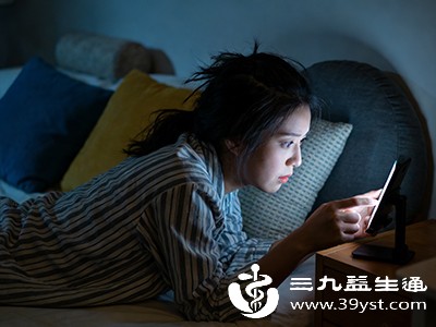 此外，长期熬夜、过度劳累、精神压力大、饮食不均衡等不良生活习惯，也会导致免疫力下降。