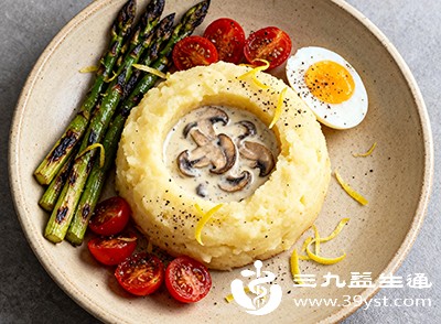 将土豆与富含膳食纤维的蔬菜搭配食用，能够进一步增强饱腹感