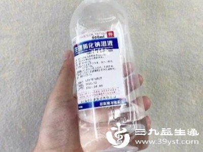 可以使用生理盐水或过氧化氢溶液来清洁外耳道