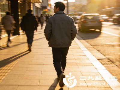 走路还能倒着来 这些好处让你忍不住试试 