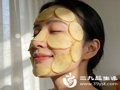 土豆中含有丰富的维生素和矿物质,具有消肿、消炎的作用 土豆中含有丰富的维生素和矿物质,具有消肿、消炎的作用