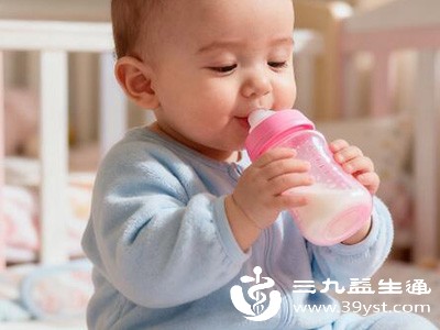 在宝宝入睡前1-2小时,可以适当增加喂奶量 在宝宝入睡前1-2小时,可以适当增加喂奶量