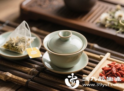 免疫力低下的人容易生病，蒲公英和枸杞中的营养成分可以增强身体的免疫力