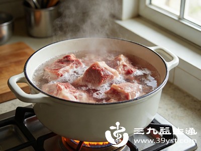 猪肉无论哪种做法,提前焯水都是去腻去腥的关键一步,尤其炖肉、卤肉时,不可省略 猪肉无论哪种做法,提前焯水都是去腻去腥的关键一步,尤其炖肉、卤肉时,不可省略