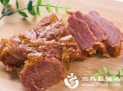 酱牛肉、卤鸡、卤鸭等酱卤肉类,凭借软糯的口感和浓郁的酱香,深受大众喜爱,很多家庭会直接买现成的摆上年夜饭餐桌 酱牛肉、卤鸡、卤鸭等酱卤肉类,凭借软糯的口感和浓郁的酱香,深受大众喜爱,很多家庭会直接买现成的摆上年夜饭餐桌