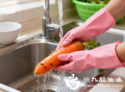 将选好的胡萝卜放在流动的水下冲洗,去除表面的泥土和杂质 将选好的胡萝卜放在流动的水下冲洗,去除表面的泥土和杂质