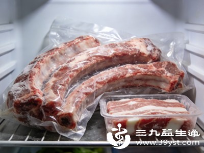 年夜饭的肉类大多会提前采购、冷冻保存，但如果解冻方法不当，很容易导致肉类变质