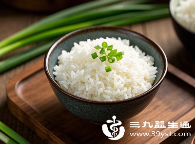 过年期间主食多以精米白面为主，如米饭、馒头、饺子等，这类食物过于精细，膳食纤维不足，长期食用易导致肠胃蠕动减慢，引发消化不良