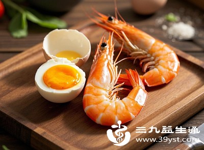 动物性蛋白质如鸡胸肉、鱼肉、虾肉、瘦牛肉、鸡蛋、牛奶等，富含人体必需的氨基酸，且生物利用率高