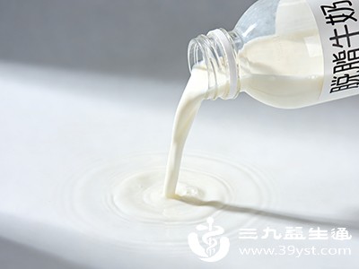 脱脂牛奶低热量、高蛋白的特点，既能提供饱腹感，满足身体对营养的需求，又不会带来过多的热量，有助于实现热量缺口，达到减肥目的。