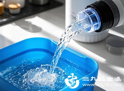 盐水具有一定的消毒杀菌作用，同时还能促进局部皮肤的渗透压变化