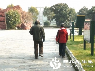 每天抽出10-15分钟散步，促进肠胃蠕动，帮助脾胃运化，增强脾胃正气，筑牢身体防护基础。