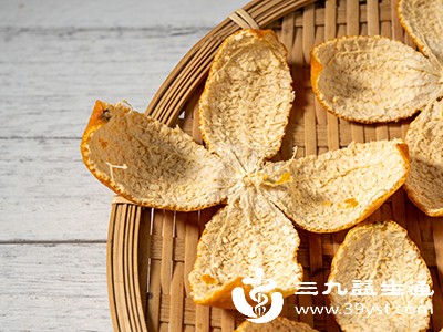 将晒干的橘子皮、柚子皮放入衣柜、橱柜和居家角落，既能吸潮，又能散发自然清香去除异味