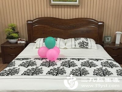 清理卧室和走廊的障碍物,收起散落的拖鞋、电线、杂物,保证通行畅通 清理卧室和走廊的障碍物,收起散落的拖鞋、电线、杂物,保证通行畅通