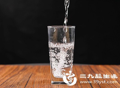 少量多次喝温水