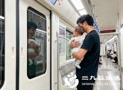 出行时优先选择通风条件好的交通工具,尽量与他人保持安全距离 出行时优先选择通风条件好的交通工具,尽量与他人保持安全距离