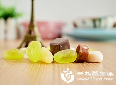不管是水果糖、奶糖还是硬糖，都含有大量糖分