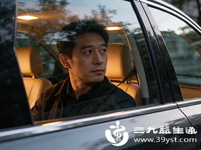 长途出行前过度劳累、熬夜的人,身体免疫力下降,也更易诱发血栓 长途出行前过度劳累、熬夜的人,身体免疫力下降,也更易诱发血栓