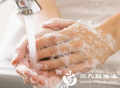 聚餐结束后，立即用洗手液或肥皂配合流动水清洗双手