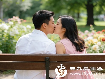 接吻的过程中，身体会不自觉地调动多种机能，唾液中还含有多种有益物质，能帮助调节口腔环境，减少细菌滋生，悄悄守护口腔健康