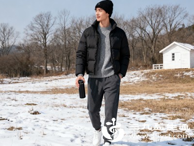 尽量避开早晚低温、降雨降雪明显的时段出行，提前关注天气预报，合理安排行程