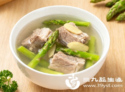 除夕之夜,一碗热汤最能暖人心脾,清炖排骨汤色清亮、营养不流失,寓意“骨肉相依,阖家团圆”,同时能补充蛋白质,适合秋冬暖身 除夕之夜,一碗热汤最能暖人心脾,清炖排骨汤色清亮、营养不流失,寓意“骨肉相依,阖家团圆”,同时能补充蛋白质,适合秋冬暖身