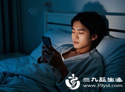 假期里熬夜追剧、打牌、走亲访友，打破了日常作息规律，睡眠不足或睡眠质量下降