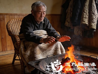 炭火使用完毕后，要彻底熄灭，可浇水、撒沙土覆盖