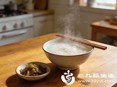 比如白粥,将大米煮至软烂,只喝米汤或搭配少量米粒,能减轻肠胃负担,还对肠胃有一定的保护作用 比如白粥,将大米煮至软烂,只喝米汤或搭配少量米粒,能减轻肠胃负担,还对肠胃有一定的保护作用