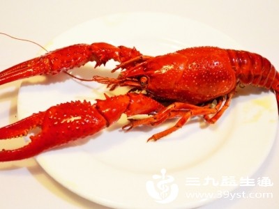 要选择正规的超市或水产市场购买小龙虾，确保其来源可靠、新鲜